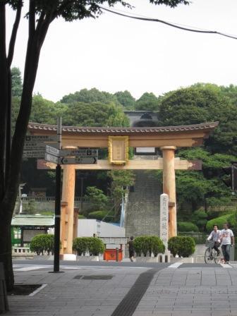 2010_0822_085032-二荒山神社鳥居.jpg